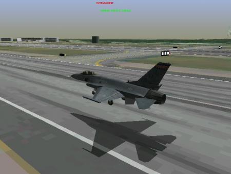 f 16 sur le point d'atterrir